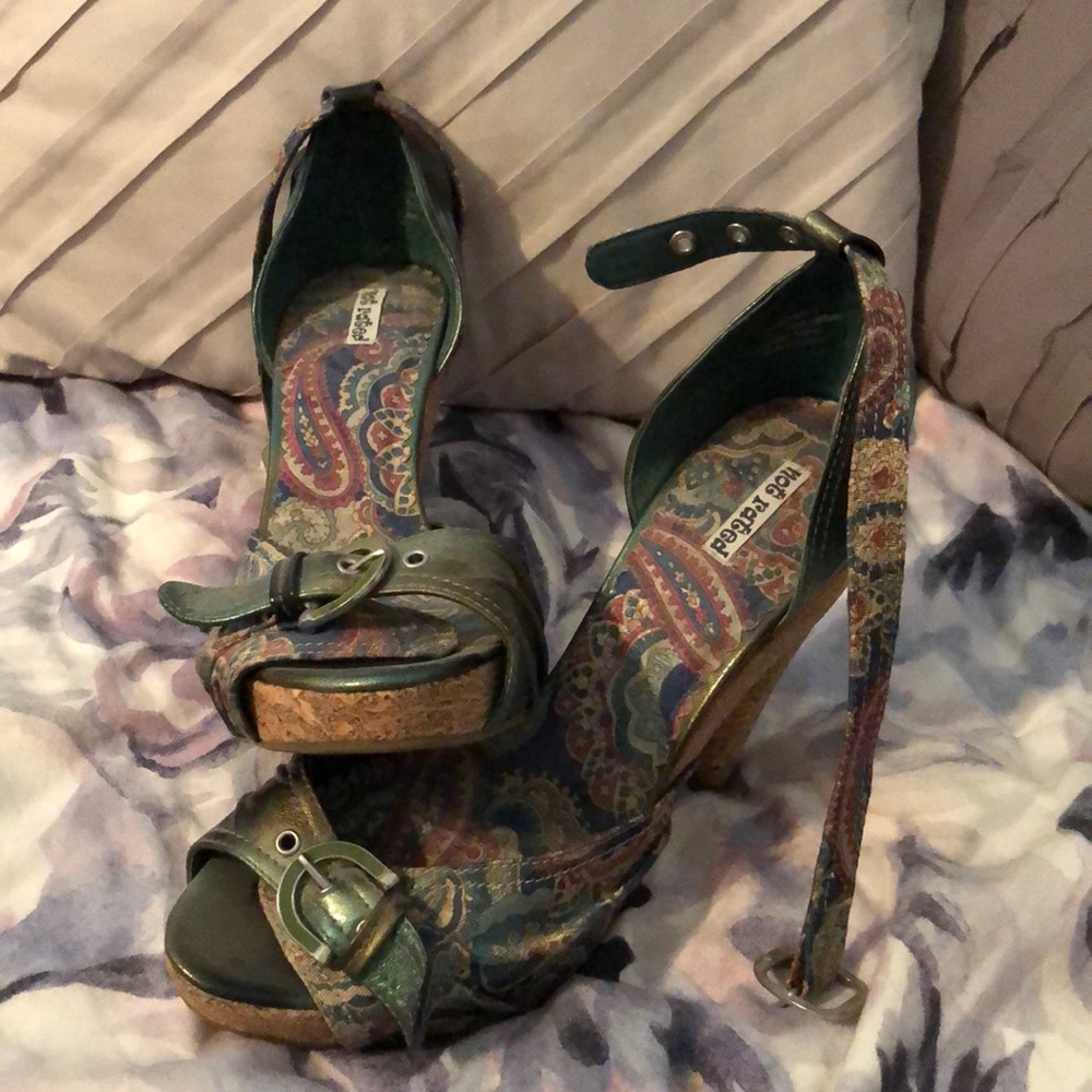 Fun cute heels, never worn